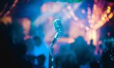 mikrofon-mitten-im-raum-cbruno-cervera-unsplash-e1580487961158-910x511 (1).jpg