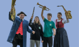 Eine Gruppe von Menschen, die Musikinstrumente halten