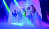 Eine Gruppe von Menschen, die auf der BÃ¼hne singt