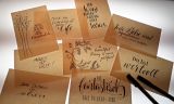 Eine Gruppe von Karten mit Schrift darauf