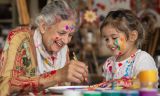 Seniorin_Grossmutter_Enkel_malen_-_AdobeStock_1668922243_-_Palais_Leichtigkeit.jpeg
