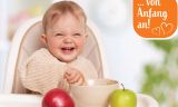 Ein Baby, das in einem Hochstuhl mit einer SchÃ¼ssel Futter sitzt
