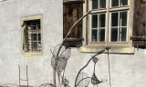 Ein Fenster mit Zaun und Drahtskulptur