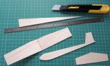 Ein Lineal und ein Messer auf einer Schneidematte