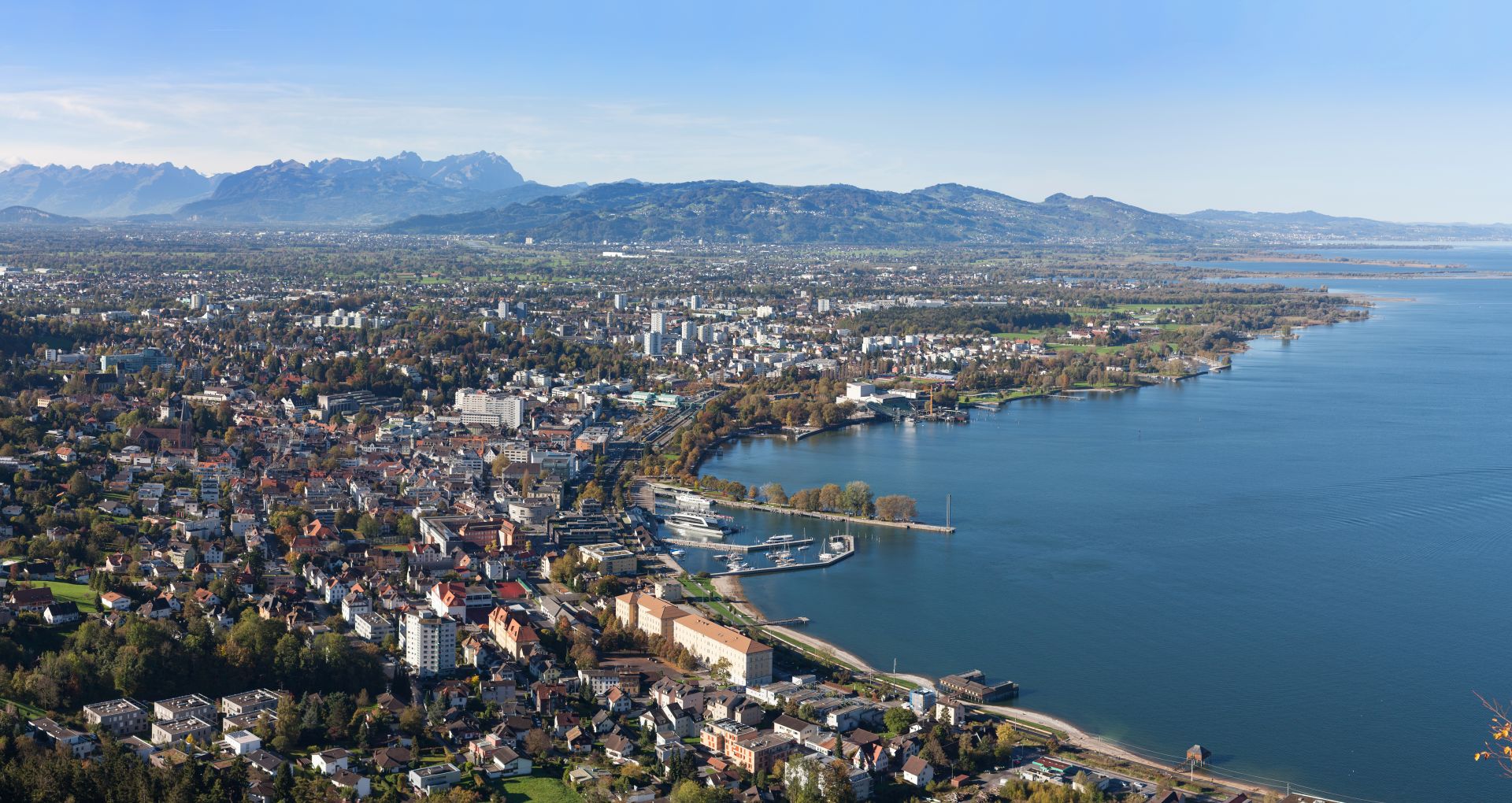 Blick auf Bregenz im Herbst