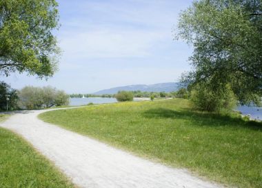 Barrierefrei: Seepromenade in der Harder Bucht – Seepark und Grüner Damm Barrierefrei: Seepromenade in der Harder Bucht – Seepark und Grüner Damm