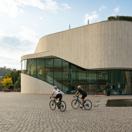 Fahrradfahrerinnen vor dem Montforthaus Fahrradfahrerinnen vor dem Montforthaus