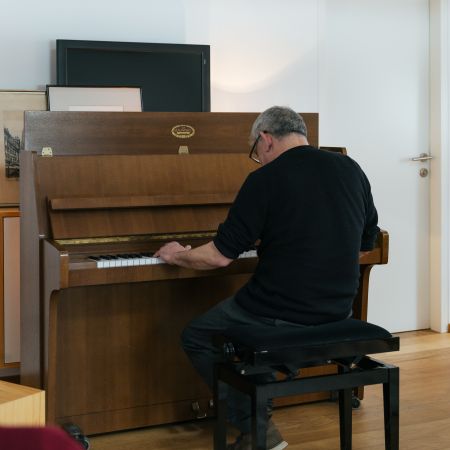 Pianist im Hotelzimmer Montforter Zwischentöne Pianist im Hotelzimmer Montforter Zwischentöne