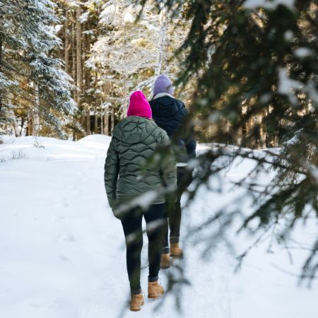 Winterwandern durch verschneiten Wald Winterwandern durch verschneiten Wald