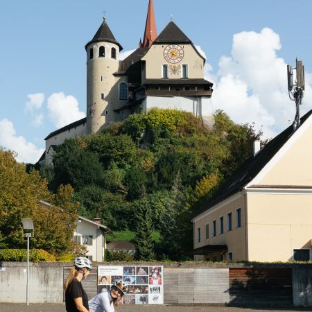 Fahrradfahrerinnen vor der Basilika Rankweil Fahrradfahrerinnen vor der Basilika Rankweil