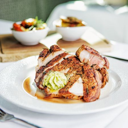 Kotelett mit Bratkartoffeln und Gemüse, Löwen Nofels