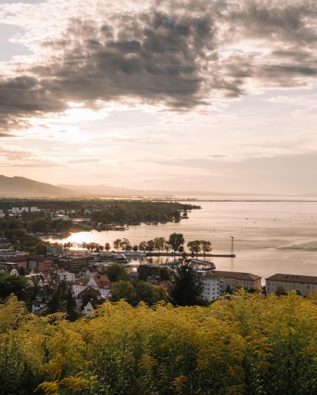 Blick auf Bregenz und den Bodensee bei Sonnenuntergang Blick auf Bregenz und den Bodensee bei Sonnenuntergang