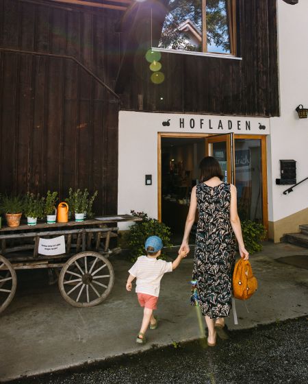 Einkauf mit Kind, Hofladen © Jessica Lerchenmüller, Bodensee-Vorarlberg Tourismus Einkauf mit Kind, Hofladen © Jessica Lerchenmüller, Bodensee-Vorarlberg Tourismus