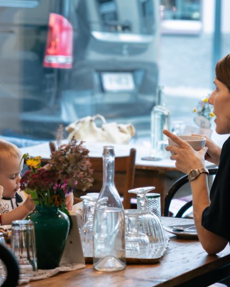 Freundinnen beim Frühstück Freundinnen beim Frühstück