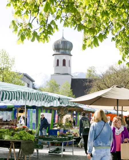 Gut besuchter Wochenmarkt Gut besuchter Wochenmarkt