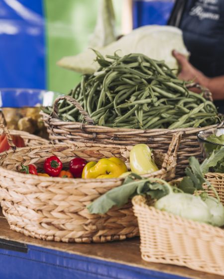 Gut besuchter Wochenmarkt Gut besuchter Wochenmarkt