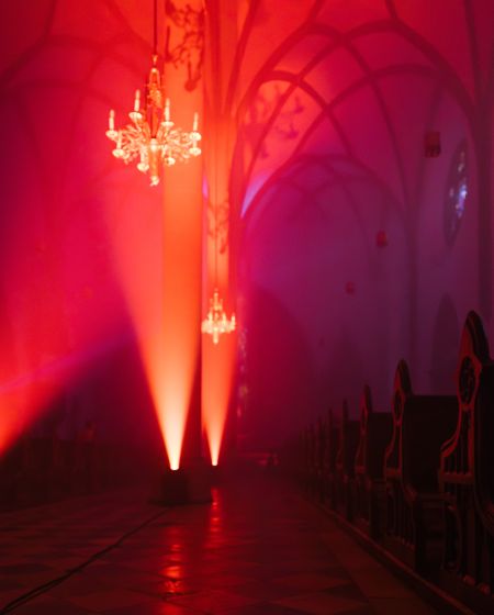 Lichtinstallation im Dom St. Nikolaus Montforter Zwischentöne Lichtinstallation im Dom St. Nikolaus Montforter Zwischentöne