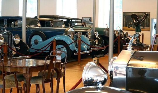 Barbara Neyer Rolls Royce Automobilmuseum - Blick in die Hall of Fame