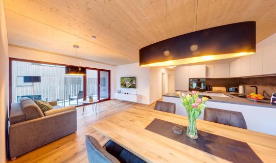 Urban-Apartmenthaus zwischen Berg und See