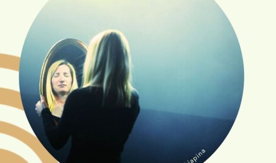 Eine Person, die in einen Spiegel schaut