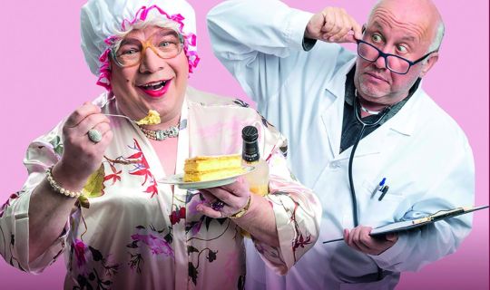 Eine Person in einem weiÃen Umhang und eine Person in einem rosa Umhang