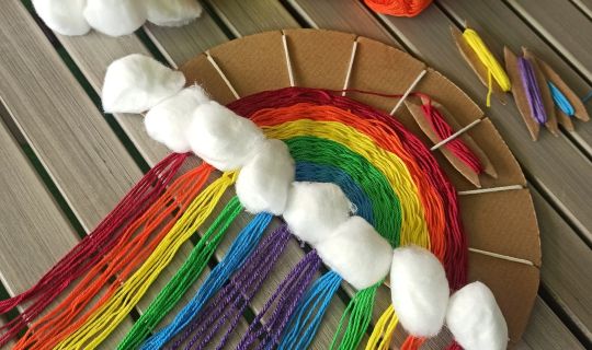 Ein Regenbogen aus Garn und WattebÃ¤uschen