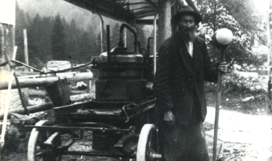 Eine Person, die neben einem Wagen steht