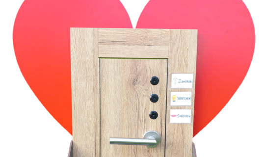 eine HolztÃ¼r mit einem Herzen dahinter