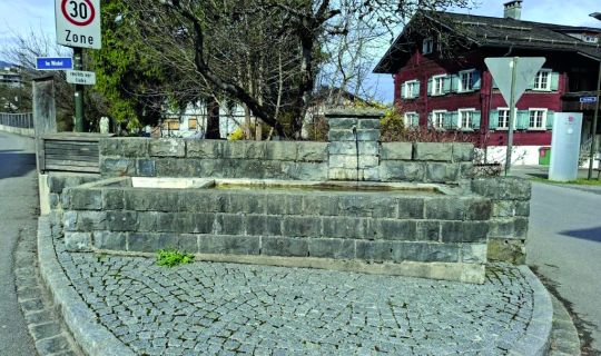 ein steinerner Brunnen mit einem Schild ein steinerner Brunnen mit einem Schild