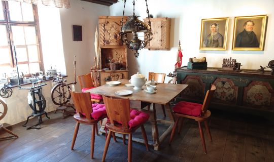 2025 SB Zu_Tisch_in_Feldkirch_Schattenburgmuseum__c__Michaela_Doppelbauer_DSC_8408.jpg 2025 SB Zu_Tisch_in_Feldkirch_Schattenburgmuseum__c__Michaela_Doppelbauer_DSC_8408.jpg