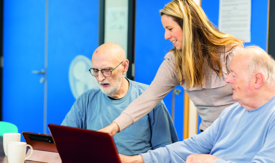 zwei ältere Menschen lassen sich etwas am Computer erklären zwei ältere Menschen lassen sich etwas am Computer erklären