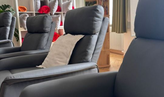 Ein einladender Stuhlkreis in einem ruhigen Raum â ein Ort, an dem Menschen sich wohlfühlen, gehört werden und miteinander ins Gespräch kommen. Ein einladender Stuhlkreis in einem ruhigen Raum â ein Ort, an dem Menschen sich wohlfühlen, gehört werden und miteinander ins Gespräch kommen.