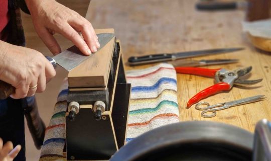 2026_Katzenturm_messer_schleifen_klein_creparaturcafe_feldkirch.jpg 2026_Katzenturm_messer_schleifen_klein_creparaturcafe_feldkirch.jpg