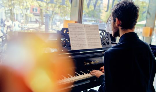 Konzert_am_Mittag_Klavier__c__Victor_Marin.jpg Konzert_am_Mittag_Klavier__c__Victor_Marin.jpg