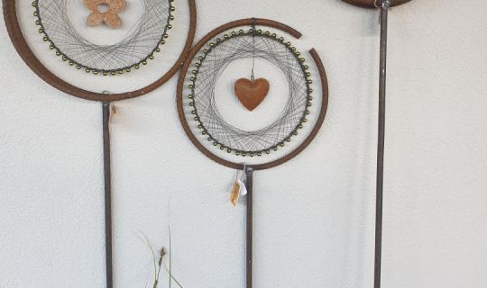 Eine Gruppe von kreisförmigen Objekten auf Stäben Eine Gruppe von kreisförmigen Objekten auf Stäben