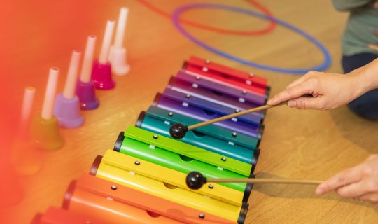 eine Hand, die ein Xylophon spielt