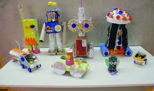 Selbstgebastelte Roboter aus Abfallmaterial.