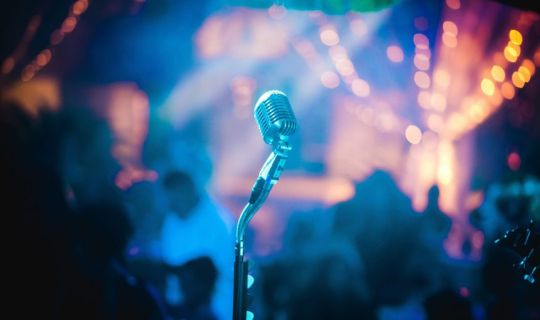 mikrofon-mitten-im-raum-cbruno-cervera-unsplash-e1580487961158-910x511 (1).jpg