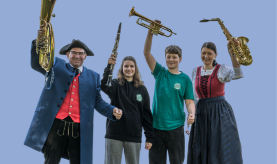 Eine Gruppe von Menschen, die Musikinstrumente halten