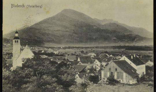 Ein SchwarzweiÃfoto einer Stadt mit einem Berg im Hintergrund
