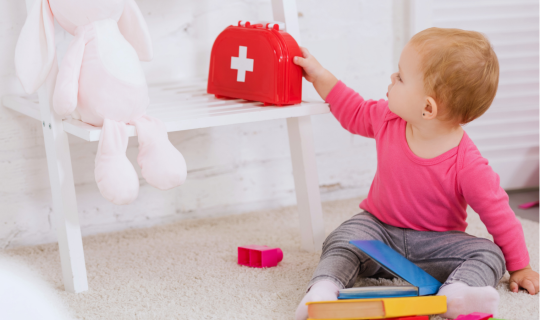 Ein Baby, das mit einem Spielzeug spielt Ein Baby, das mit einem Spielzeug spielt