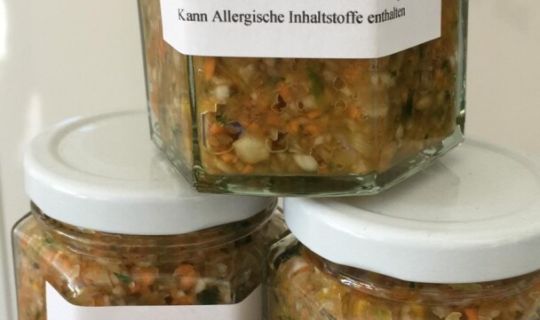 Ein Stapel GlÃ¤ser mit Etiketten