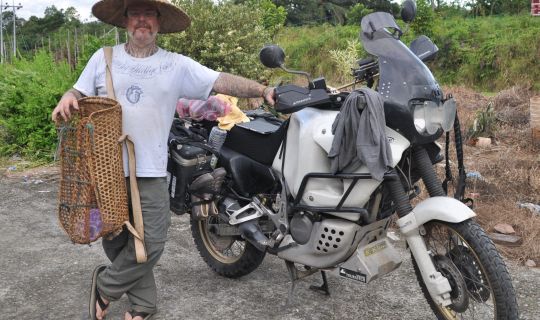 Ferig fÃ¼r die Arbeit im Reisfeld in Lubok Antu Sarawak Borneo.JPG