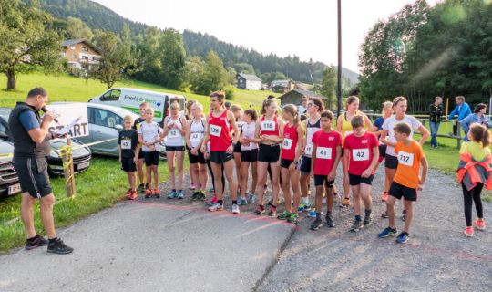 Eine Gruppe von Menschen in Sportuniformen Eine Gruppe von Menschen in Sportuniformen