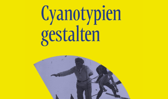 eine gelbe Abdeckung mit einer Gruppe von Menschen auf Skiern