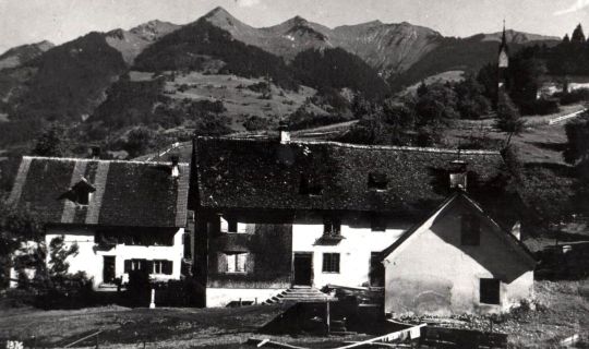 Eine Gruppe von Häusern in einem Tal Eine Gruppe von Häusern in einem Tal