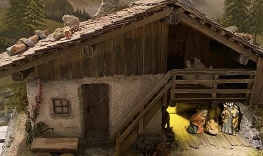 ein kleines Holzhaus mit einer Person und einer Person ein kleines Holzhaus mit einer Person und einer Person