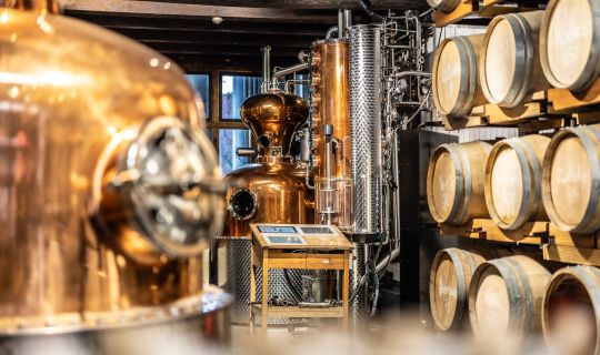 Ein Raum mit FÃ¤ssern und FÃ¤ssern