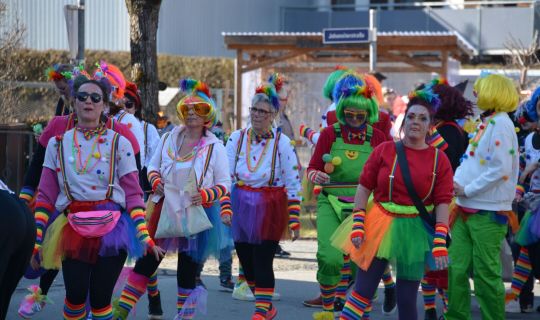 Eine Gruppe von Menschen in Kleidung, die auf einer StraÃe entlanggeht Eine Gruppe von Menschen in Kleidung, die auf einer StraÃe entlanggeht