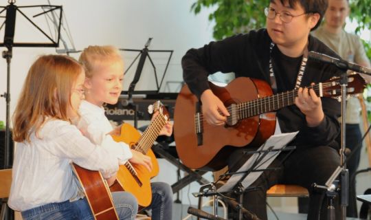 Konzert der JÃ¼ngsten mit Fachlehrer Jisu Lee